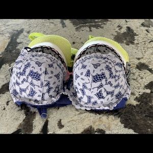 3 like new 32C bras from victoria secret